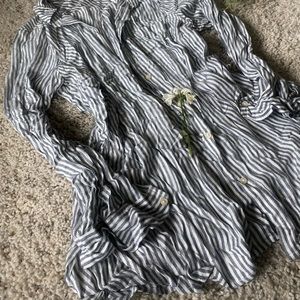 Blue and white Old Navy simple casual long sleeve button down striped bl…